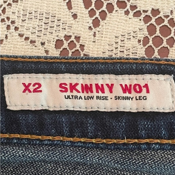 X 2 woman’s skinny jeans, short, size 6 - Picture 6 of 8